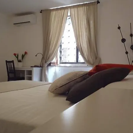 Bed and Breakfast Il Cortiletto Di Piazza Verga 4*